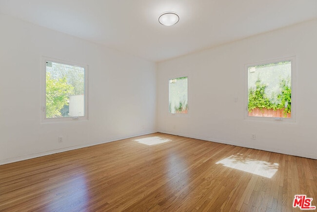 Building Photo - 1122 S Tremaine Ave