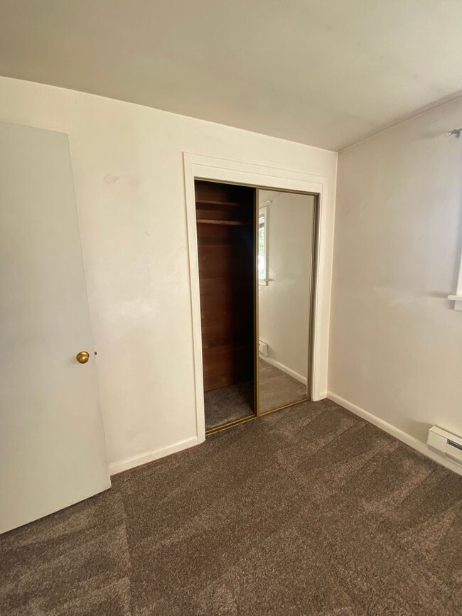 Building Photo - Comfortable 2 Bedroom 1 Bathroom Home with...