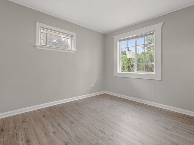 Building Photo - Cozy 2 bedroom, 1 bath now available in NE...