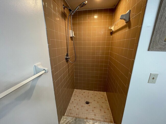 Building Photo - ANNUAL RENTAL - 2 BED / 2 BATH IN PINE HAVEN!