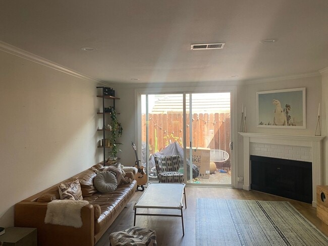 Building Photo - BACK ON MARKET!! Spacious Townhome in Grea...