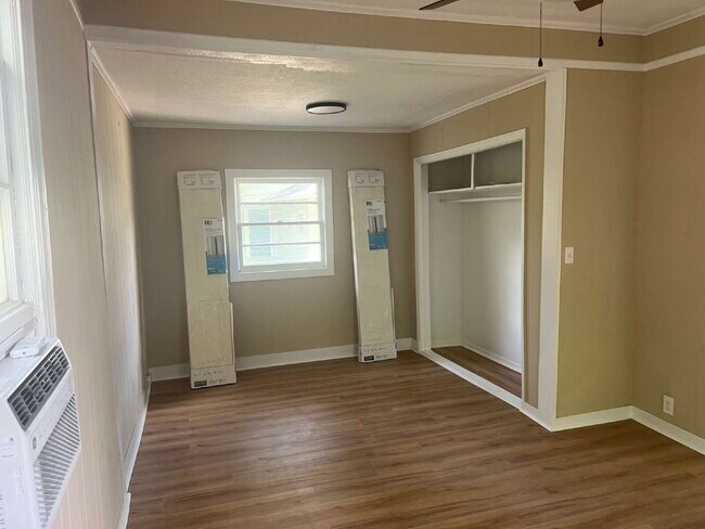 Building Photo - Recently Renovated Freestanding Unit in Tr...