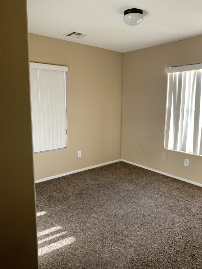 Building Photo - 1142 Paradise Garden Dr
