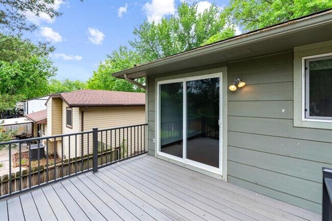 Building Photo - Spacious home near 55th st. S. and Broadway