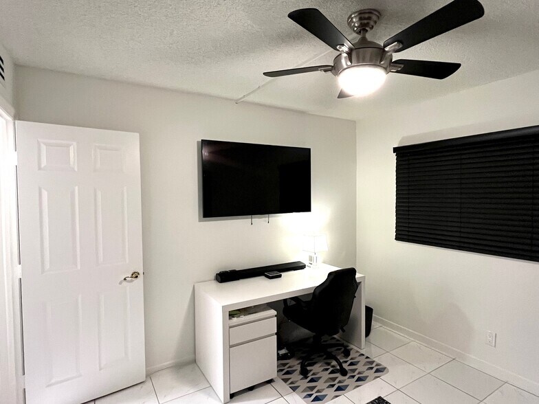 Building Photo - 2907 NE 8th Ter