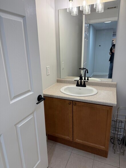 Building Photo - 16 Crestview Cir