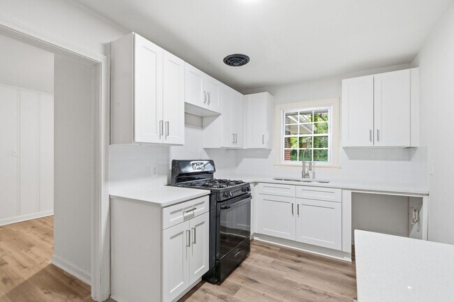 Building Photo - 2801 Mitchell Dr