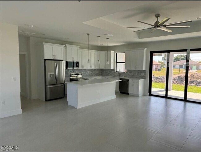 Building Photo - 916 Apple Ave