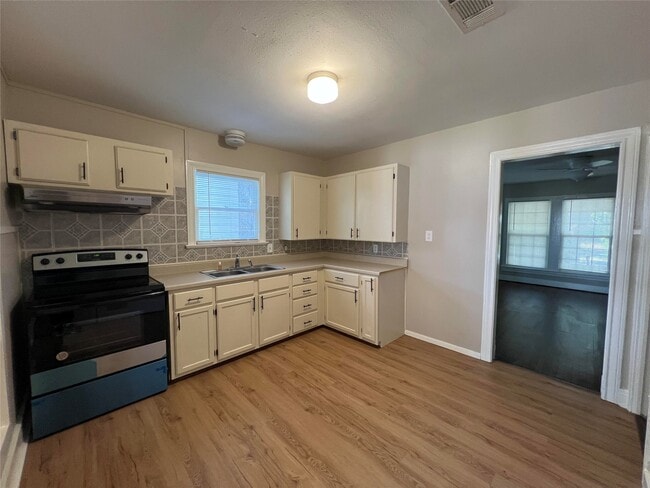 Building Photo - 613 Koehl St