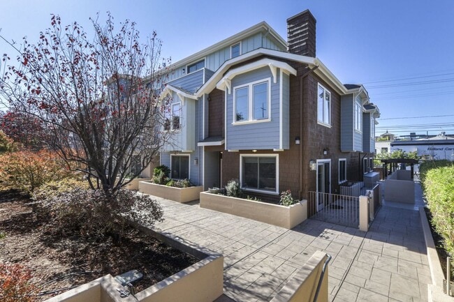 Building Photo - Open and Bright 2 bed/ 1.5 bath town-home ...