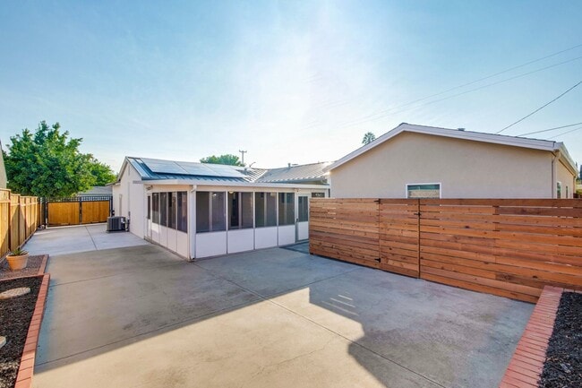 Building Photo - Stylish San Jose Home and Private Yard