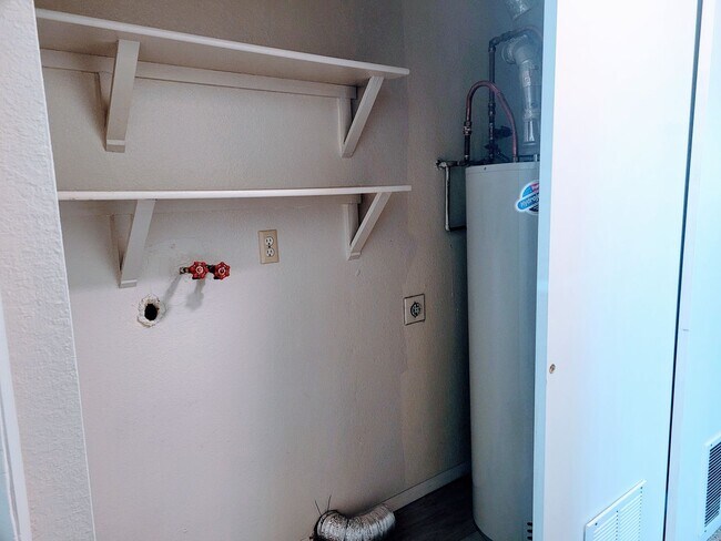 Building Photo - quiet cul-de-sac, new carpet, paint and ap...