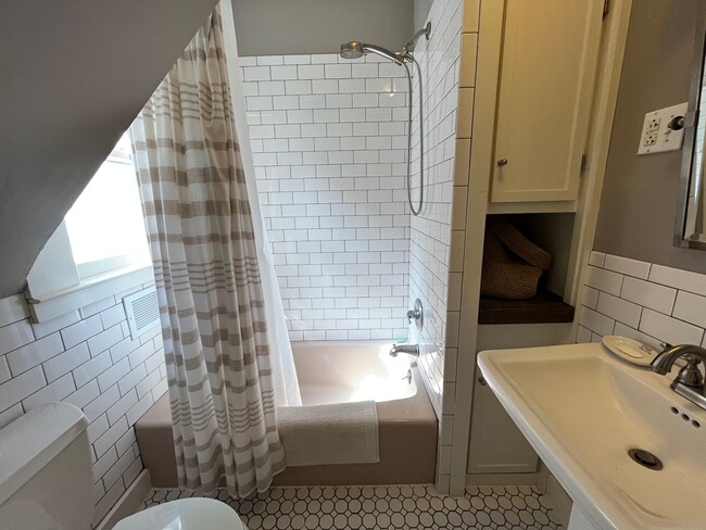 Building Photo - Beautiful East Rock Single Family House