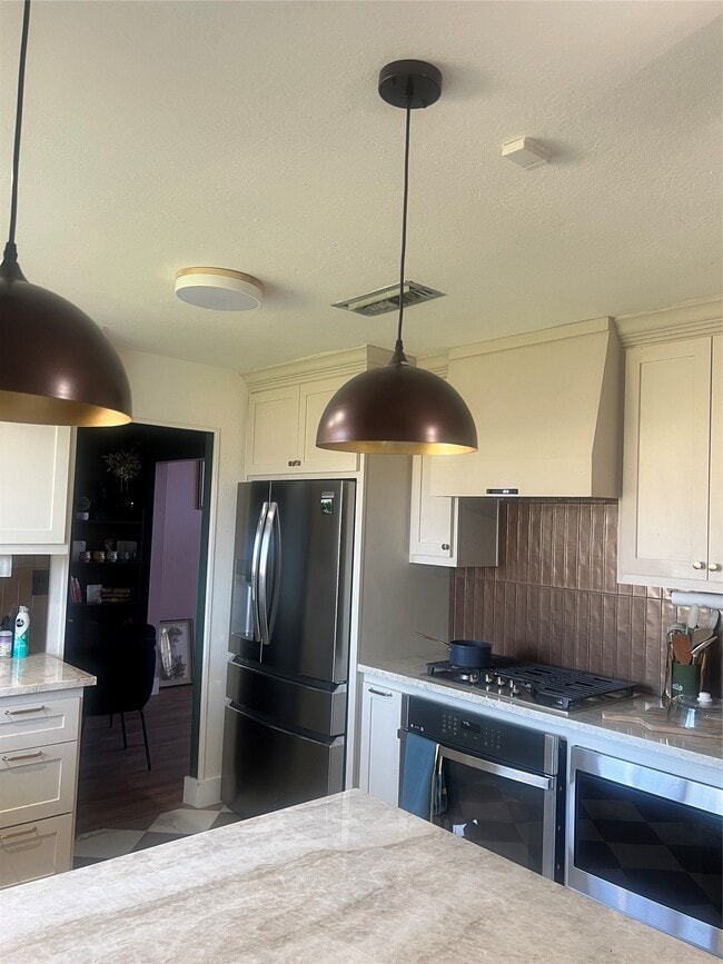 Building Photo - 16818 Rockbend