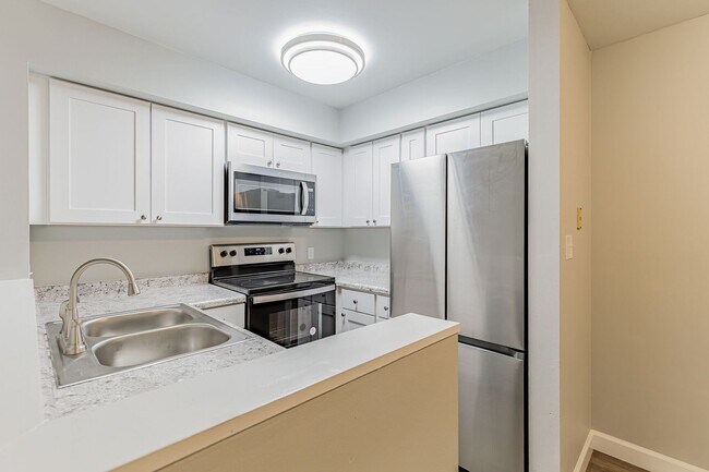Building Photo - Completely renvovated 2 bedroom/2 bathroom...