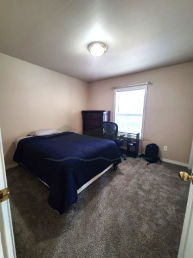 Building Photo - 3 Bedroom 2 Bathroom Home