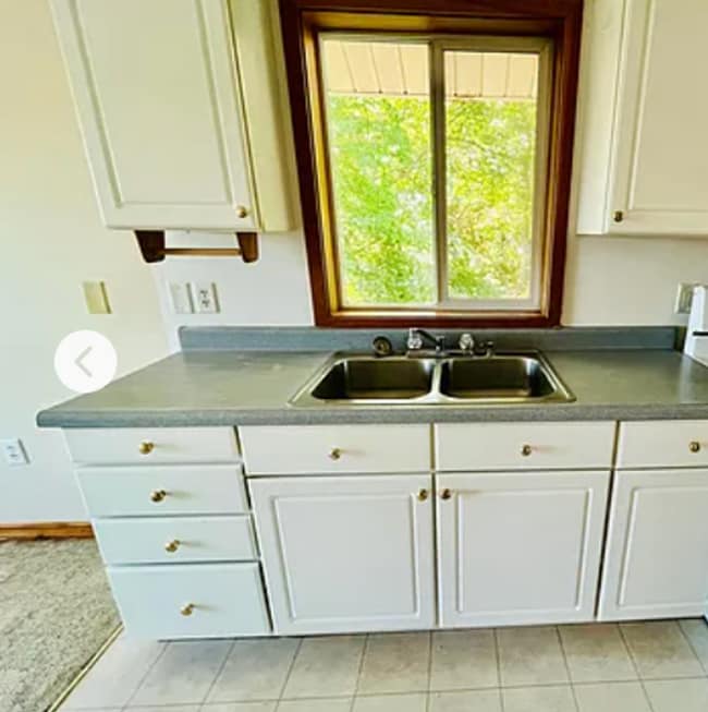 Building Photo - Spacious upper 3-bedroom unit with 2 full ...