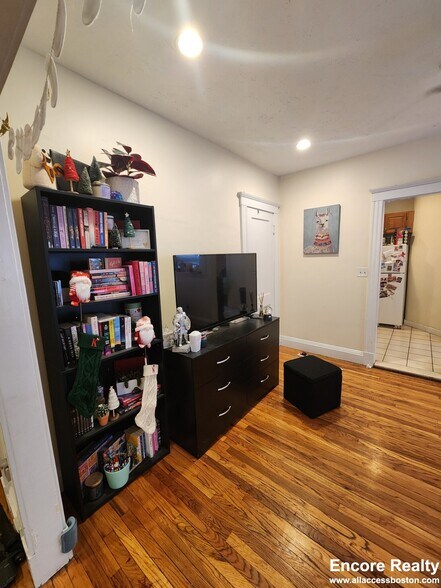 Building Photo - 208 Kelton St