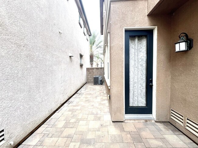 Building Photo - Modern Eastvale Home | 3 Bed | 2.5 Bath | 2-Car Garage | Pool & Gym | Solar Panels