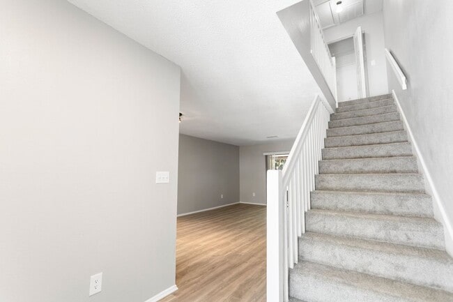 Building Photo - 2bedroom 1.5 Bath Town home **