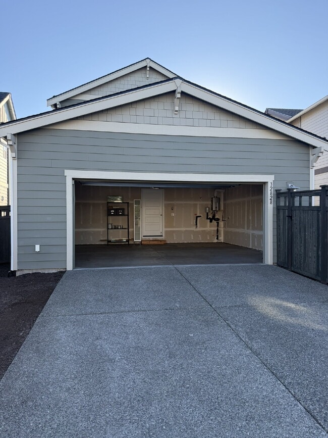 Building Photo - Newer Build 3 Bedroom 3 Bathroom- Single Family Home