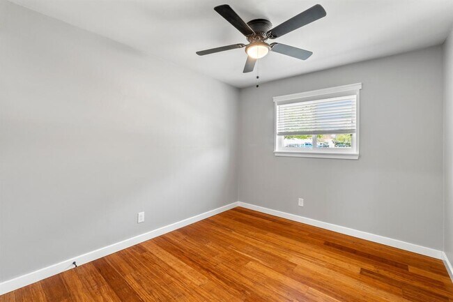 Building Photo - 1113 S Meadows Dr