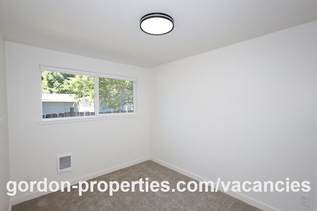 Building Photo - SE Tolbert St - Newly renovated Clackamas 2 bedroom unit