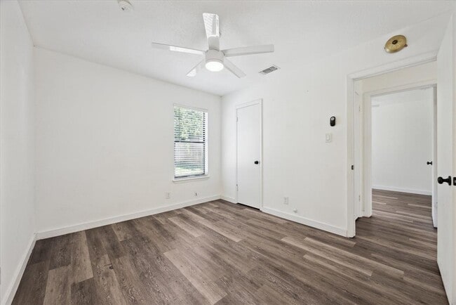 Building Photo - 300 Tilbury Ln