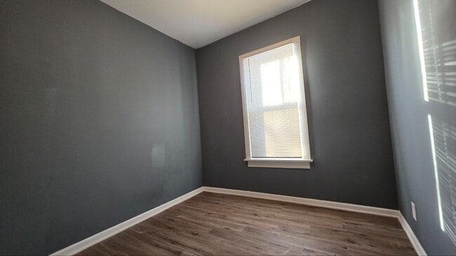 Building Photo - 3BR Single-Family Home with Basement & Off-Street Parking