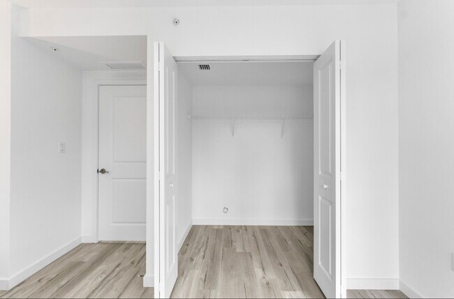 Building Photo - Northeast 160th Street, Miami, FL 33162 - 2 BR 2.5 BA townhouse