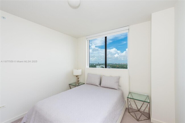 Building Photo - 999 SW 1st Ave