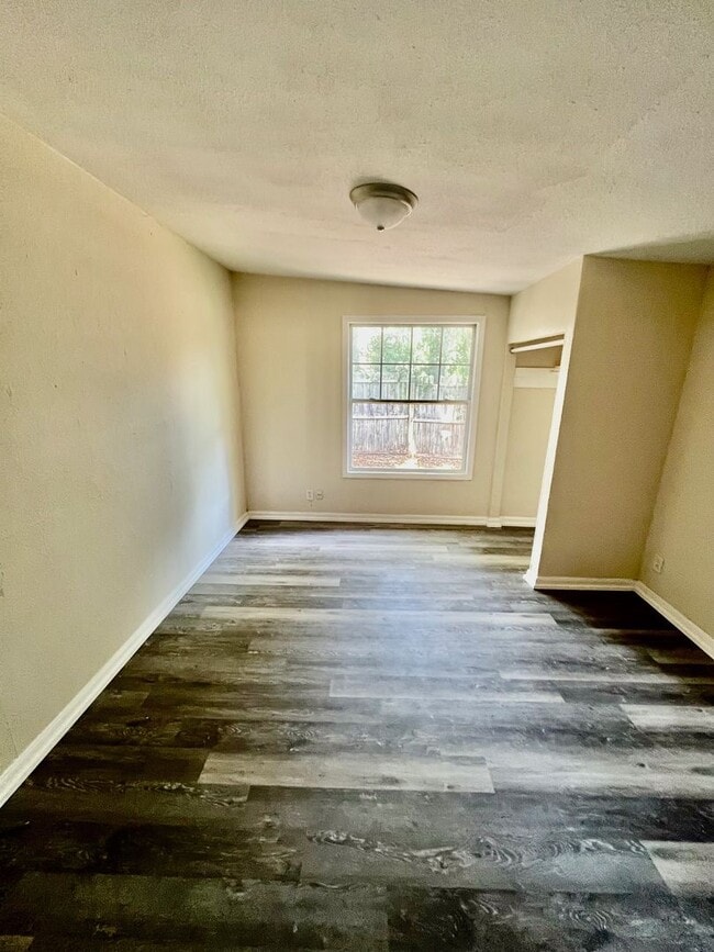 Building Photo - Tons of Living Space in this 3BR/1BA Zephy...