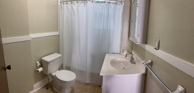 Main bath (tub/shower) - 915 S 33rd St