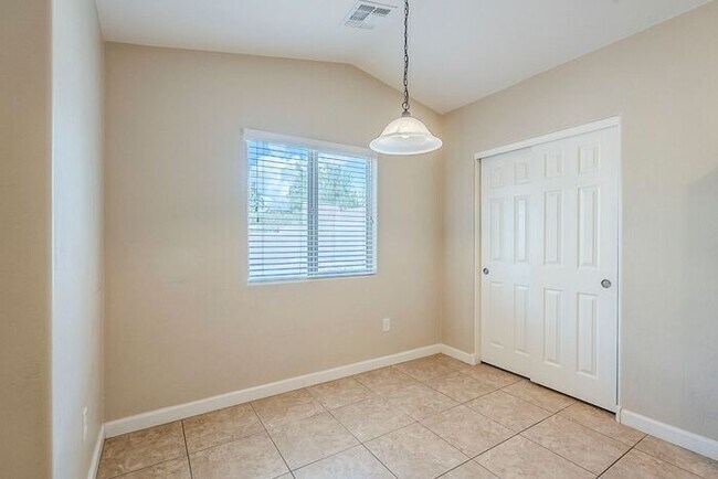 Building Photo - Bright & Airy 4-Bedroom in Willow Ridge Co...