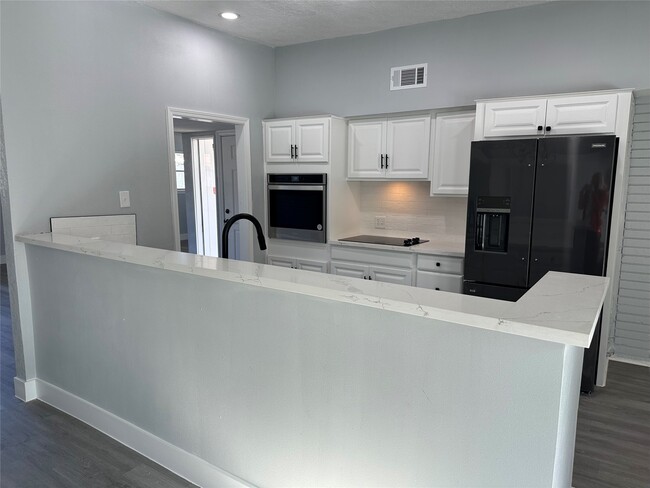 Building Photo - 5005 Tamarach Dr