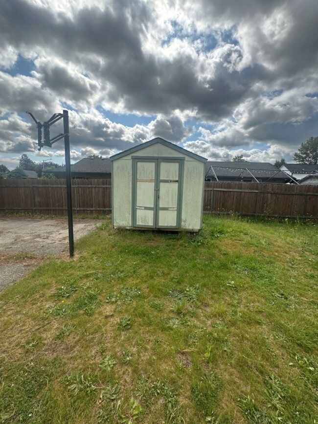 Building Photo - Ranch, 2 Bedroom + Bonus Room / Office.