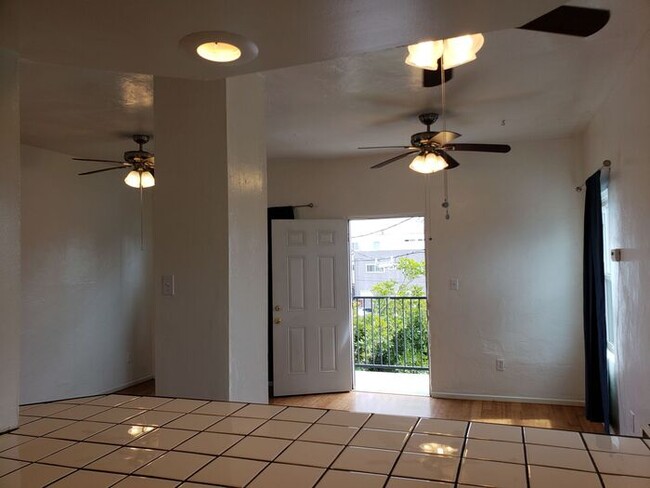 Building Photo - $500 REBATE Bright end unit - North Park S...