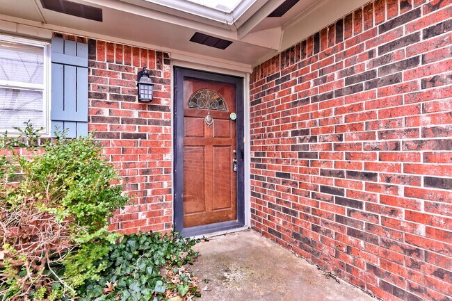 Building Photo - Updated Edmond Home with Newer Flooring
