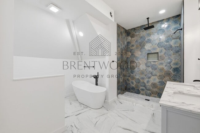 Building Photo - Contemporary 4bed/3bath with Private Yard