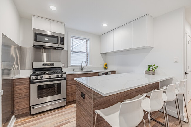 Building Photo - 7107 N Melvina Ave