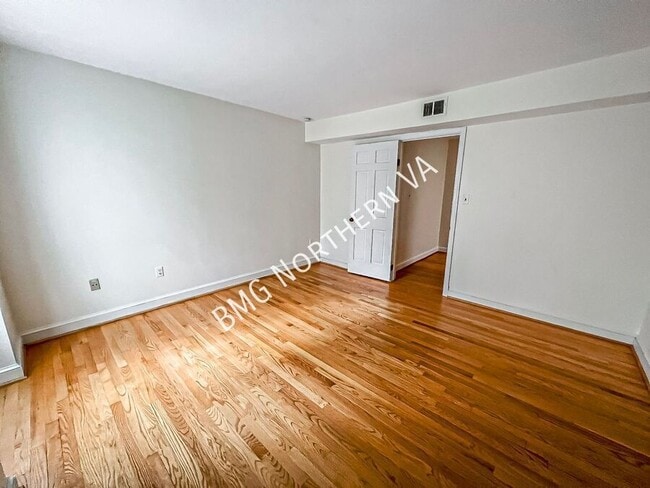 Building Photo - 1325 Lynnbrook Dr