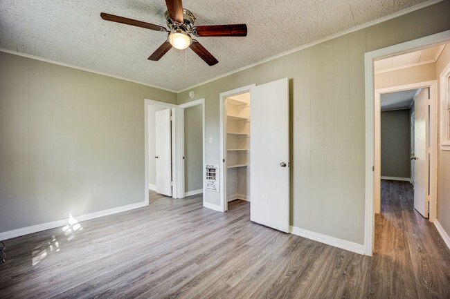 Building Photo - Freshly Updated 3 Bedroom Home