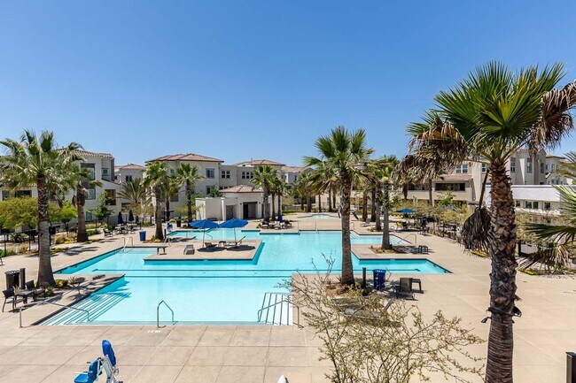 Building Photo - LIGHT & BRIGHT 2 BEDROOM W/GARAGE & LAUNDR...