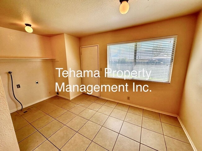 Building Photo - Cute 2 Bedroom 1 Bath Home w/ Large Backyard