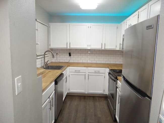 Building Photo - 1 bed 1 bath condo with 650 sf. with detached garage email for showing