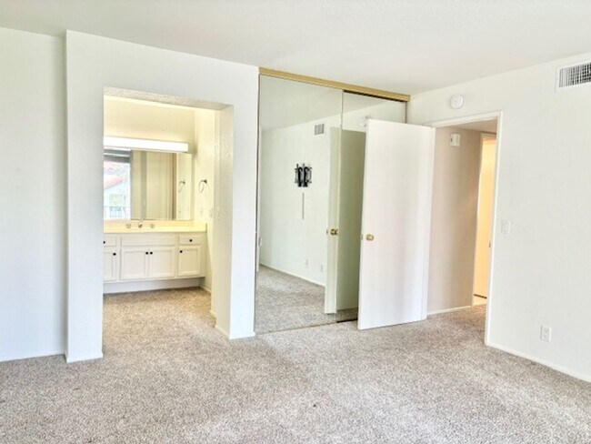 Building Photo - 2226 Martinique Ln