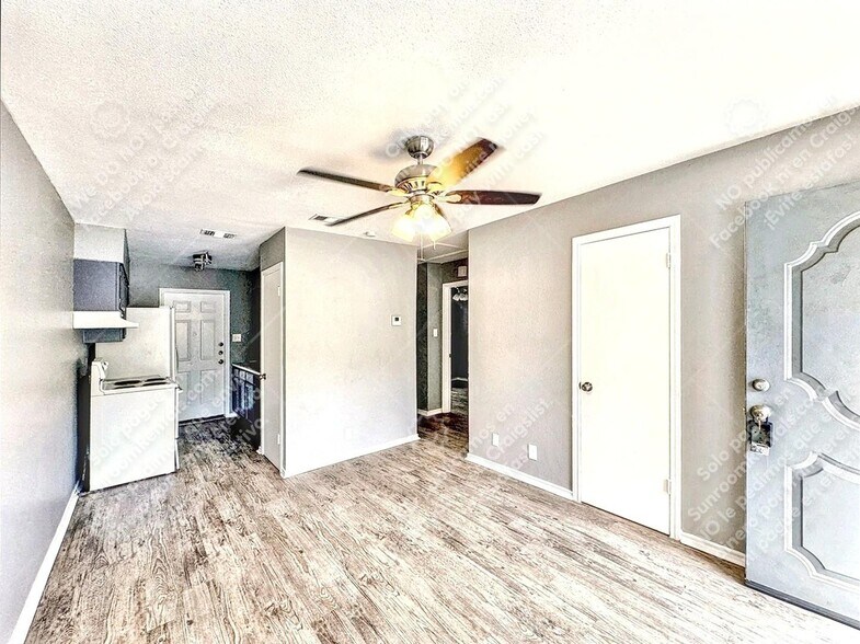 Building Photo - 844 E Sunshine Dr