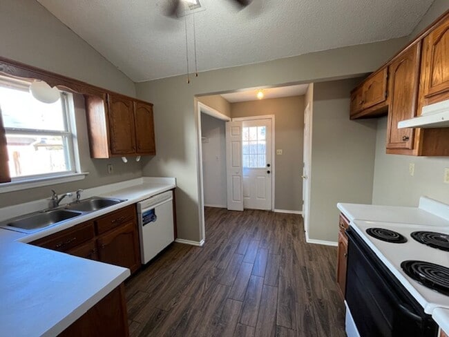 Building Photo - Renovated 2 Bedroom 2 Bath Home with 2 Car Garage for Rent!