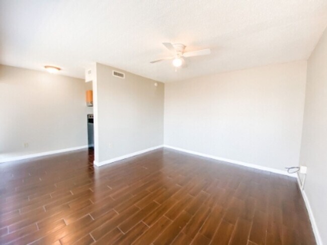 Building Photo - Treetop Living in the Heart of Highland Park