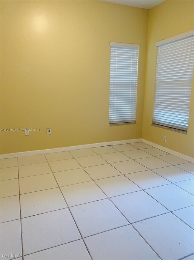 Building Photo - 3 br, 2.5 bath Townhome - 7661 S Southwood...